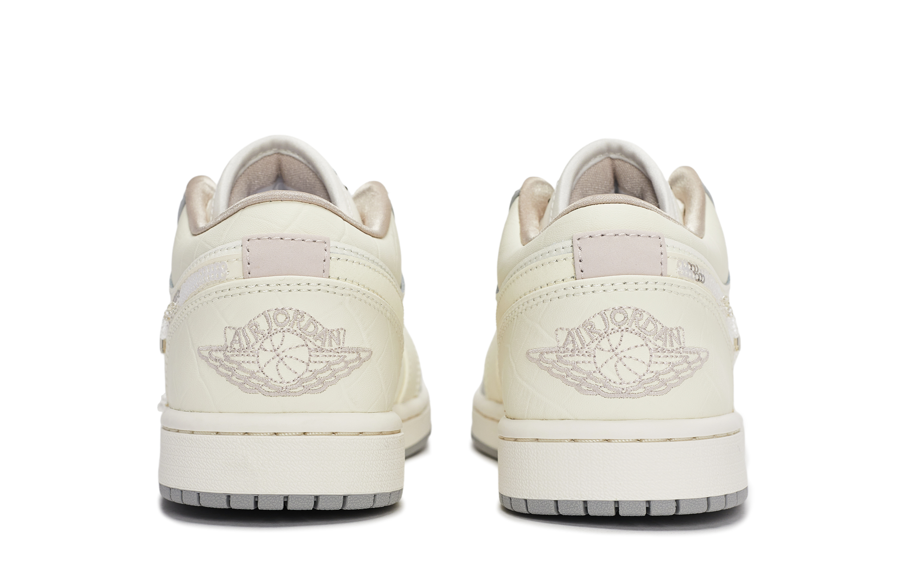 Jordan Air Jordan 1 Vintage Basketball Shoes Women's Low Top Beige/White/Silver купить в интернет-магазине Yoocart с быстрой доставкой по России.