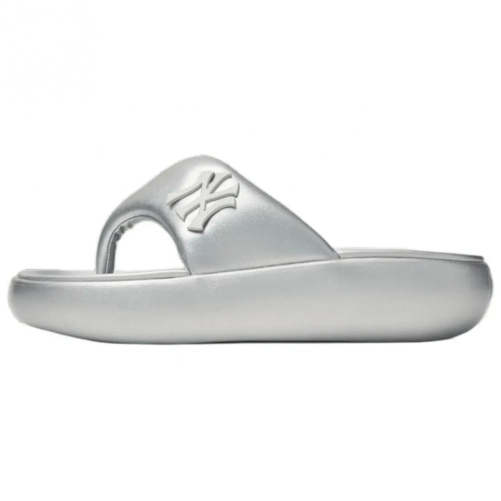 MLB New York Yankees Abrasion Resistant Slip Resistant Flip Flops Unisex Silver