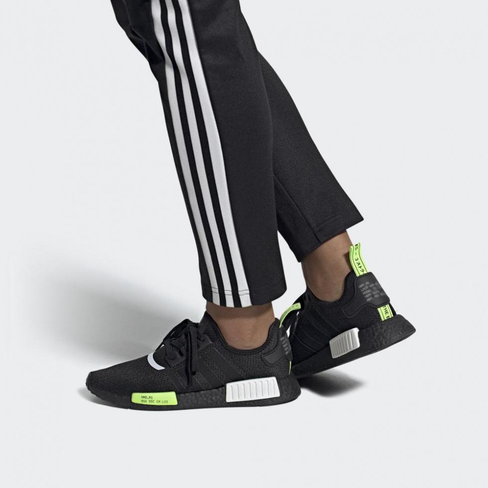 Adidas NMD_R1 Core Black Signal Green купить в интернет-магазине Yoocart с быстрой доставкой по России.