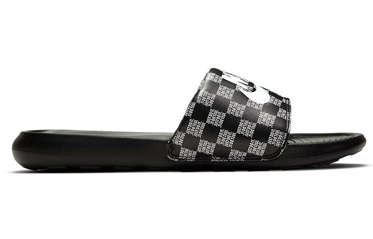 Nike Victori One Slide Just Do It Checkerboard купить в интернет-магазине Yoocart с быстрой доставкой по России.