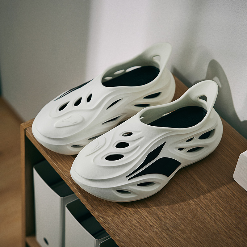 361° Whale Clogs Unisex White Black купить в интернет-магазине Yoocart с быстрой доставкой по России.