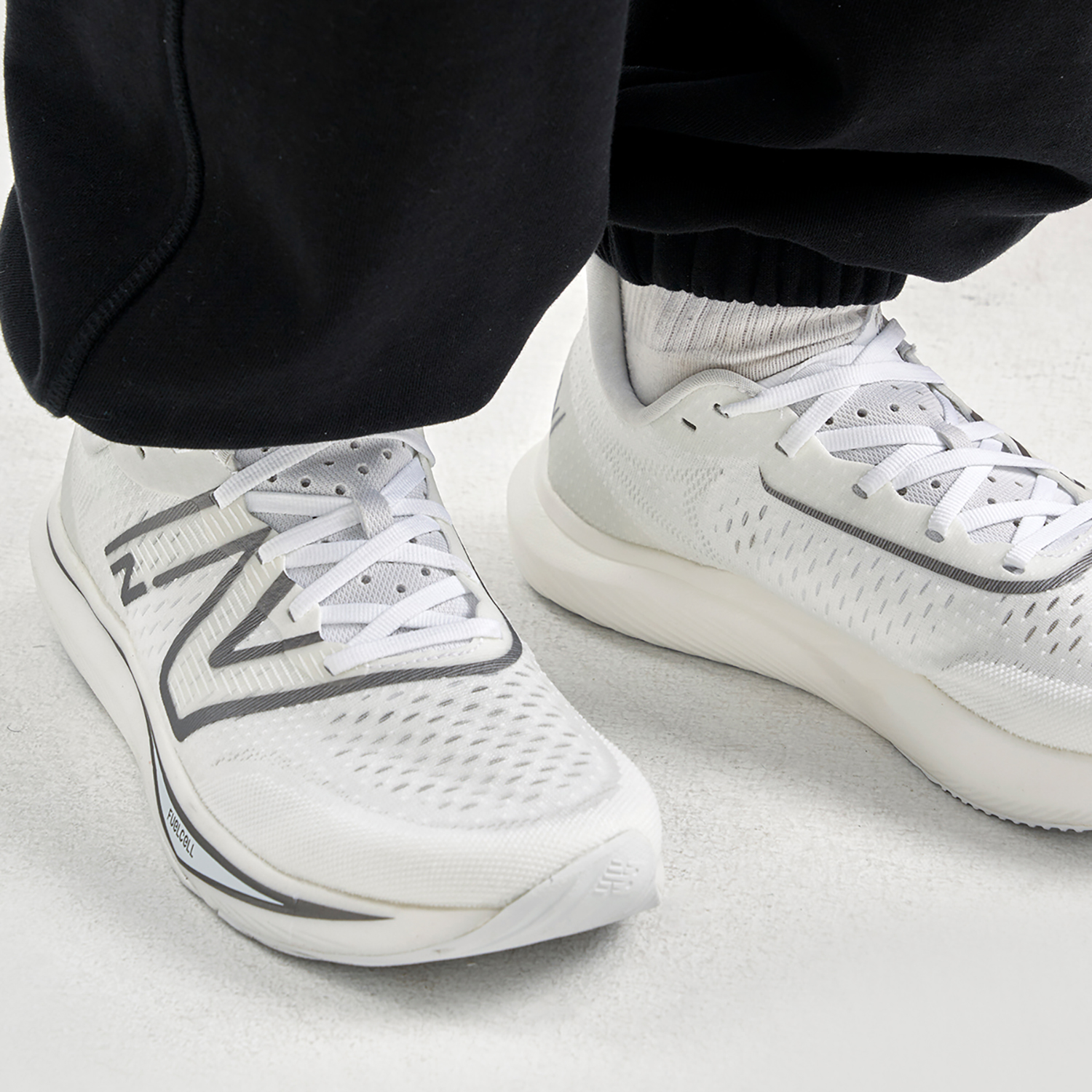 New Balance FuelCell Rebel V3 'White Grey' купить в интернет-магазине Yoocart с быстрой доставкой по России.