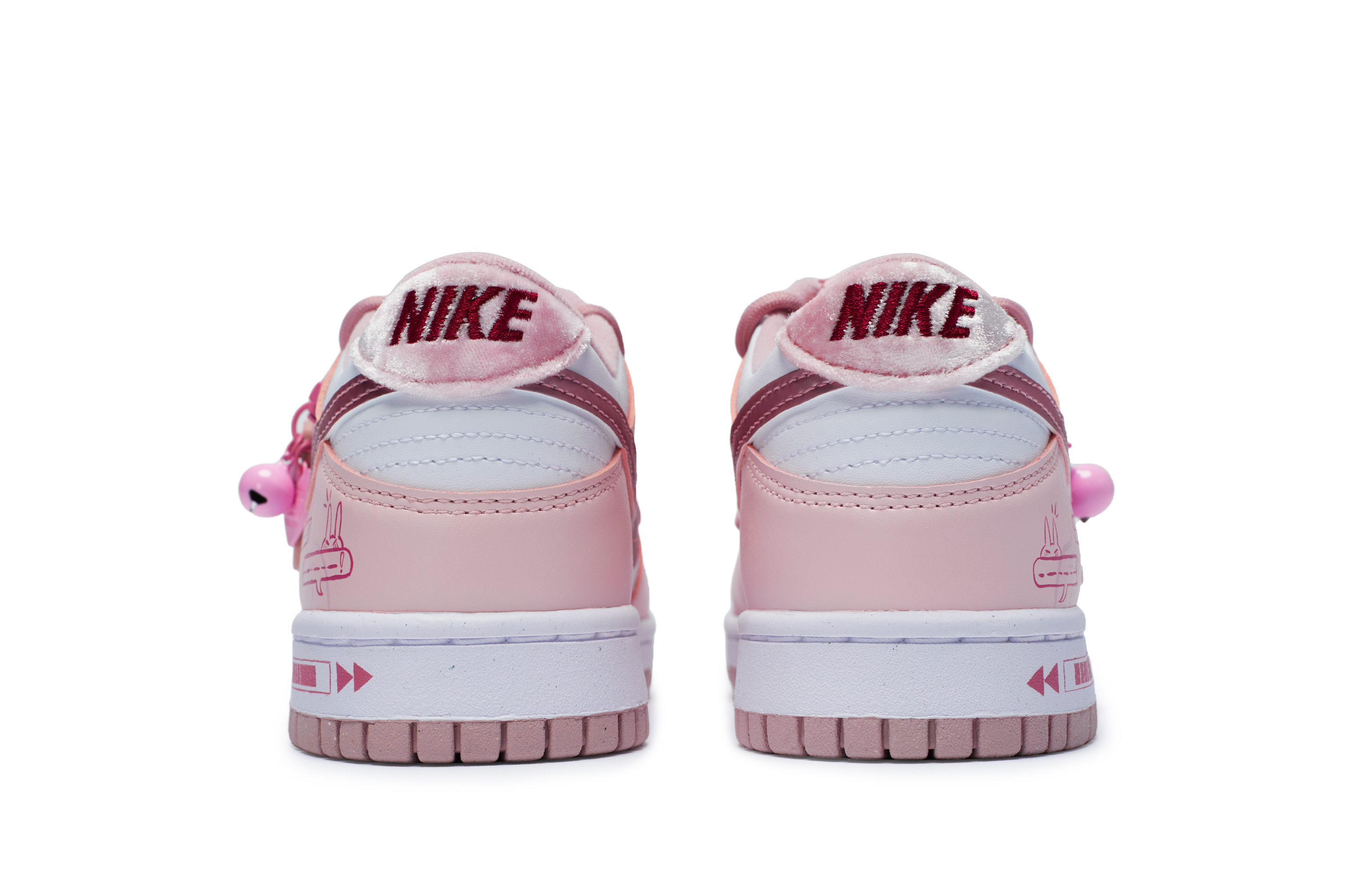 Nike Dunk 811 Manufacturing, Pink Bunny Journal Low Top Skateboard Shoes GS Pink White купить в интернет-магазине Yoocart с быстрой доставкой по России.