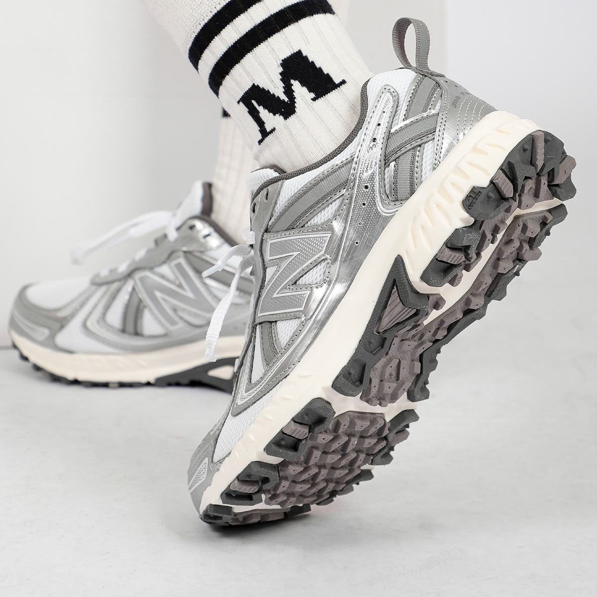 New Balance 410 Wide White Silver купить в интернет-магазине Yoocart с быстрой доставкой по России.