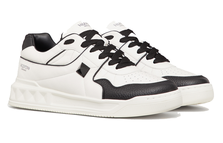 Valentino One Stud Low 'White Black' купить в интернет-магазине Yoocart с быстрой доставкой по России.