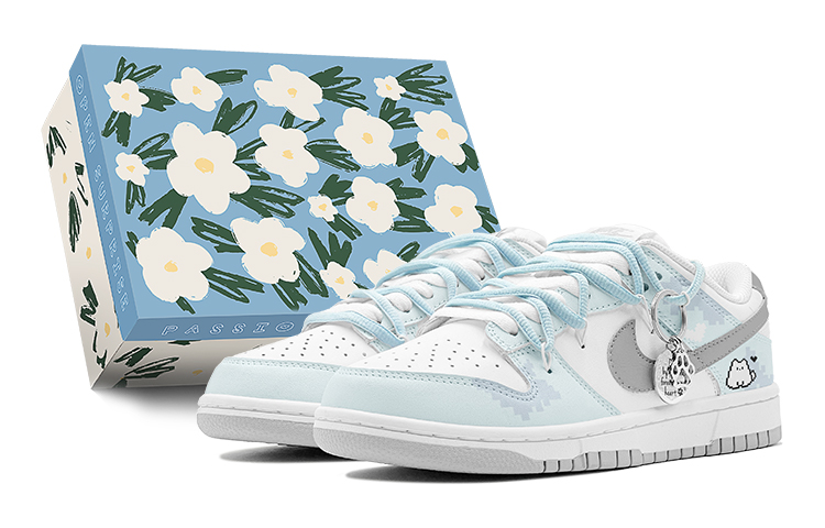 Nike Dunk Romantic 520 Pixel Kitten, Stylish And Age Defying Outfits Low Top Skateboard Shoes Men's Blue White
