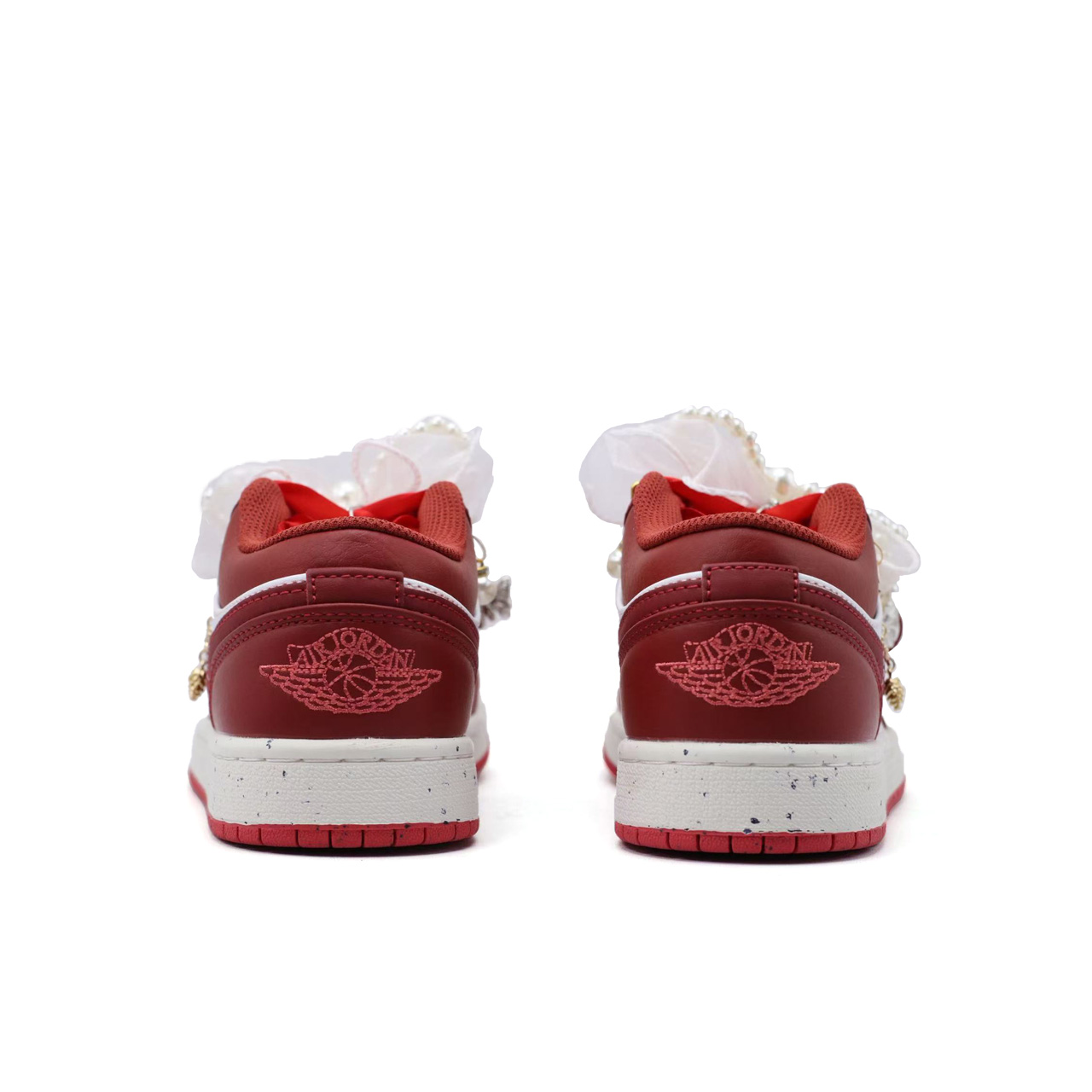 Jordan Air Jordan 1 Red Beauty Crow Shoes 88 Abrasion Resistant Low top Skateboard Shoes Women's Red White купить в интернет-магазине Yoocart с быстрой доставкой по России.