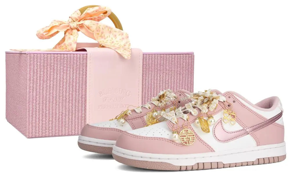 Nike Dunk Pink Velvet Wedding Shoes Abrasion Resistant Low Top Skateboard Shoes Women's Pink
