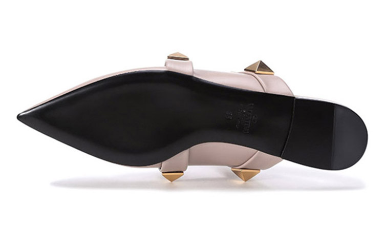 Valentino Roman Stud Closed Toe Slippers Women's Smoke Pink купить в интернет-магазине Yoocart с быстрой доставкой по России.
