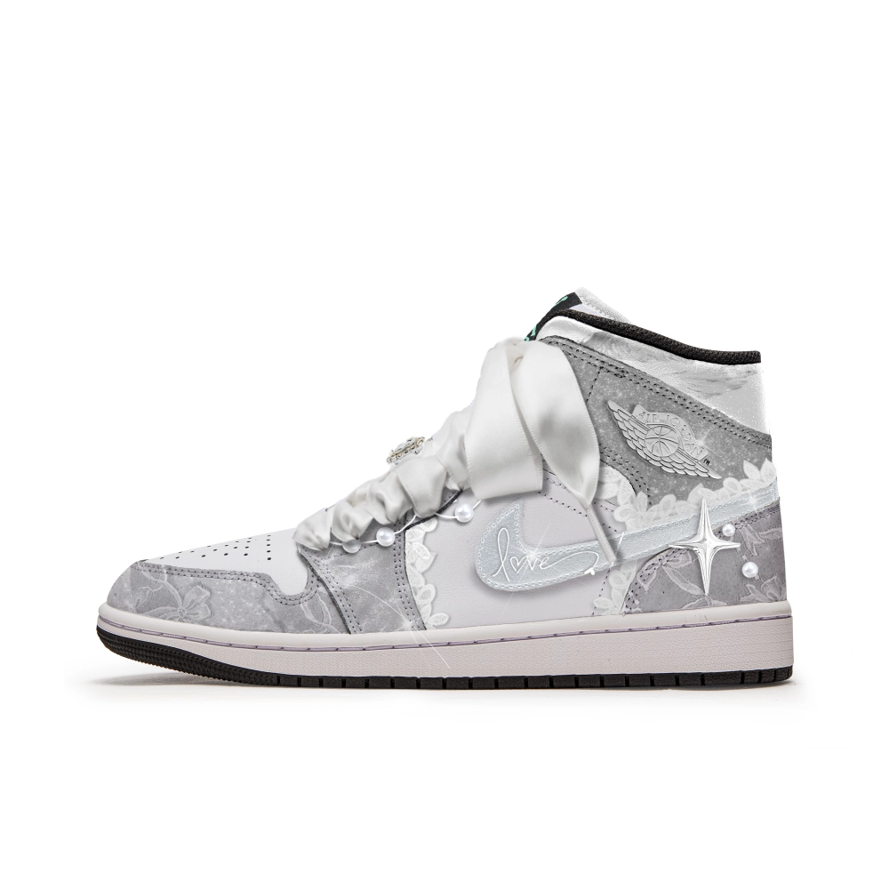 Jordan Air Jordan 1 Vintage Basketball Shoes Women's Mid top Silver/White