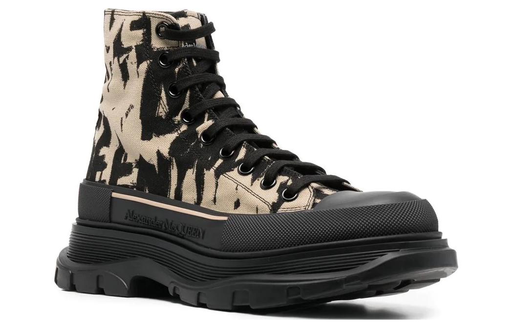 Alexander McQueen Graffiti Tread Slick Boot Beige Black купить в интернет-магазине Yoocart с быстрой доставкой по России.