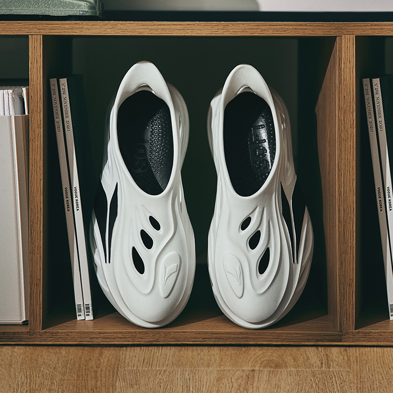 361° Whale Clogs Unisex White Black купить в интернет-магазине Yoocart с быстрой доставкой по России.