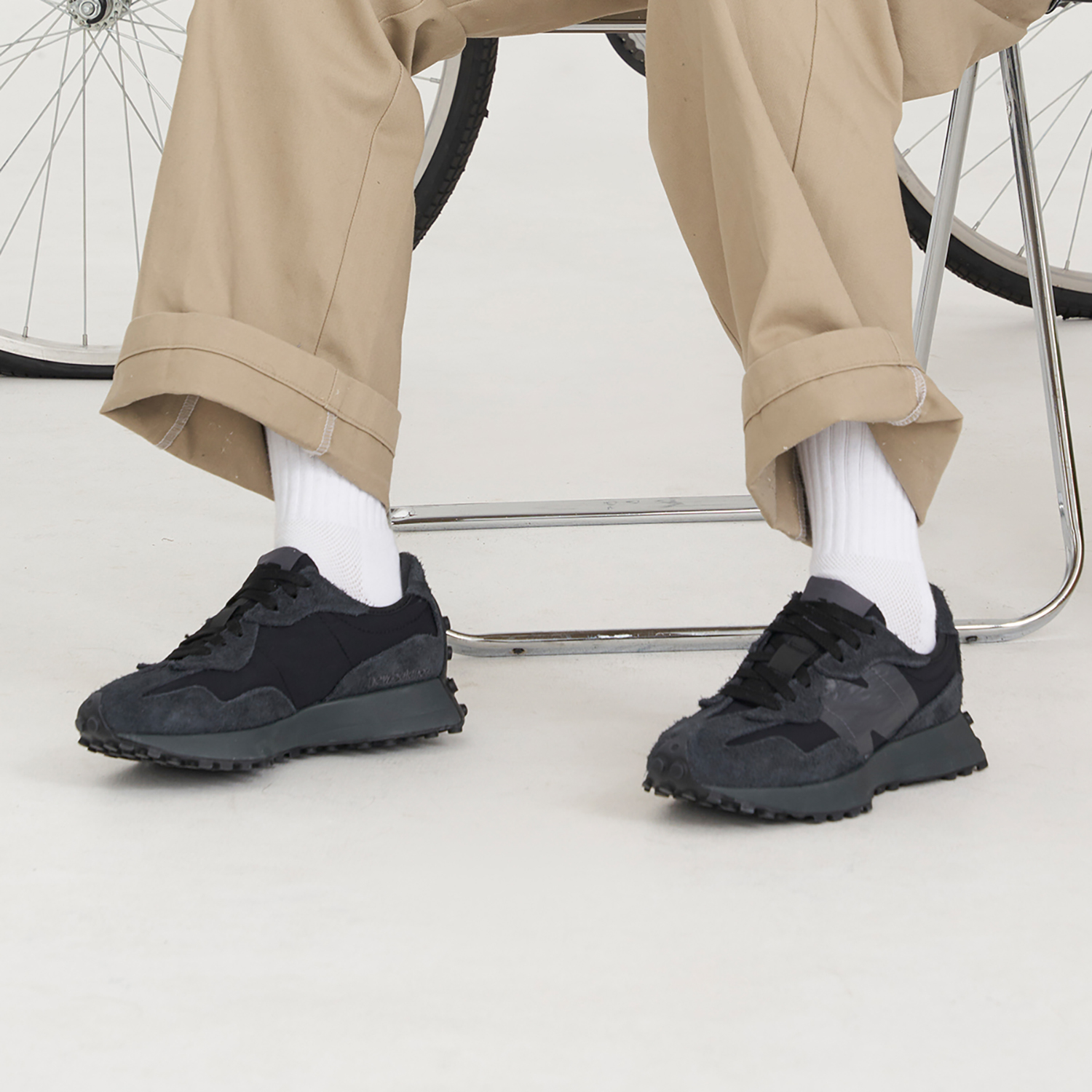 New Balance 327 Phantom Black купить в интернет-магазине Yoocart с быстрой доставкой по России.