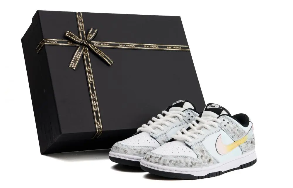 Nike Dunk Cushioning Impact Resistance Low top Skateboard Shoes Women's Black White