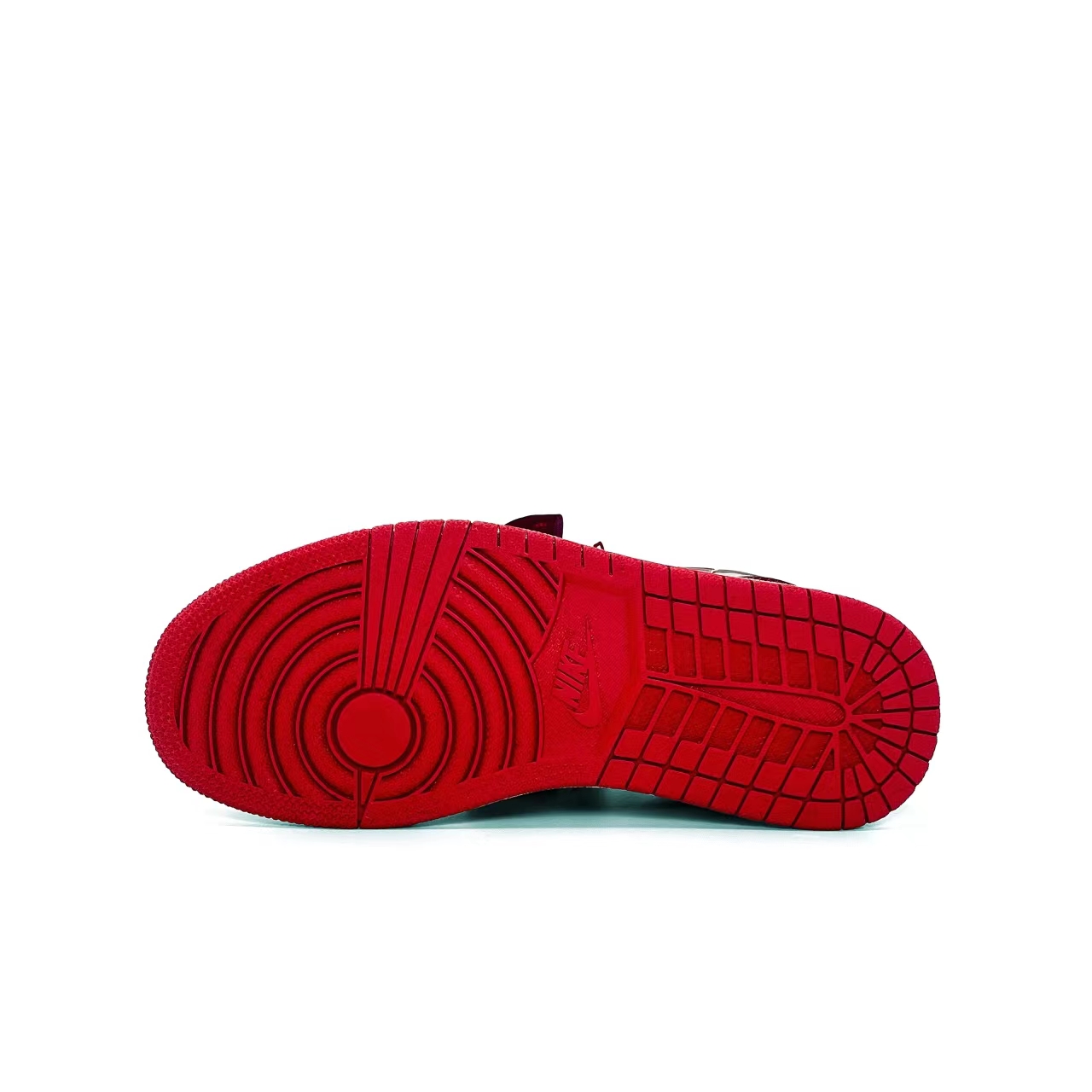 Jordan Air Jordan 1 Red Beauty Crow Shoes 88 Abrasion Resistant Low top Skateboard Shoes Women's Red White купить в интернет-магазине Yoocart с быстрой доставкой по России.