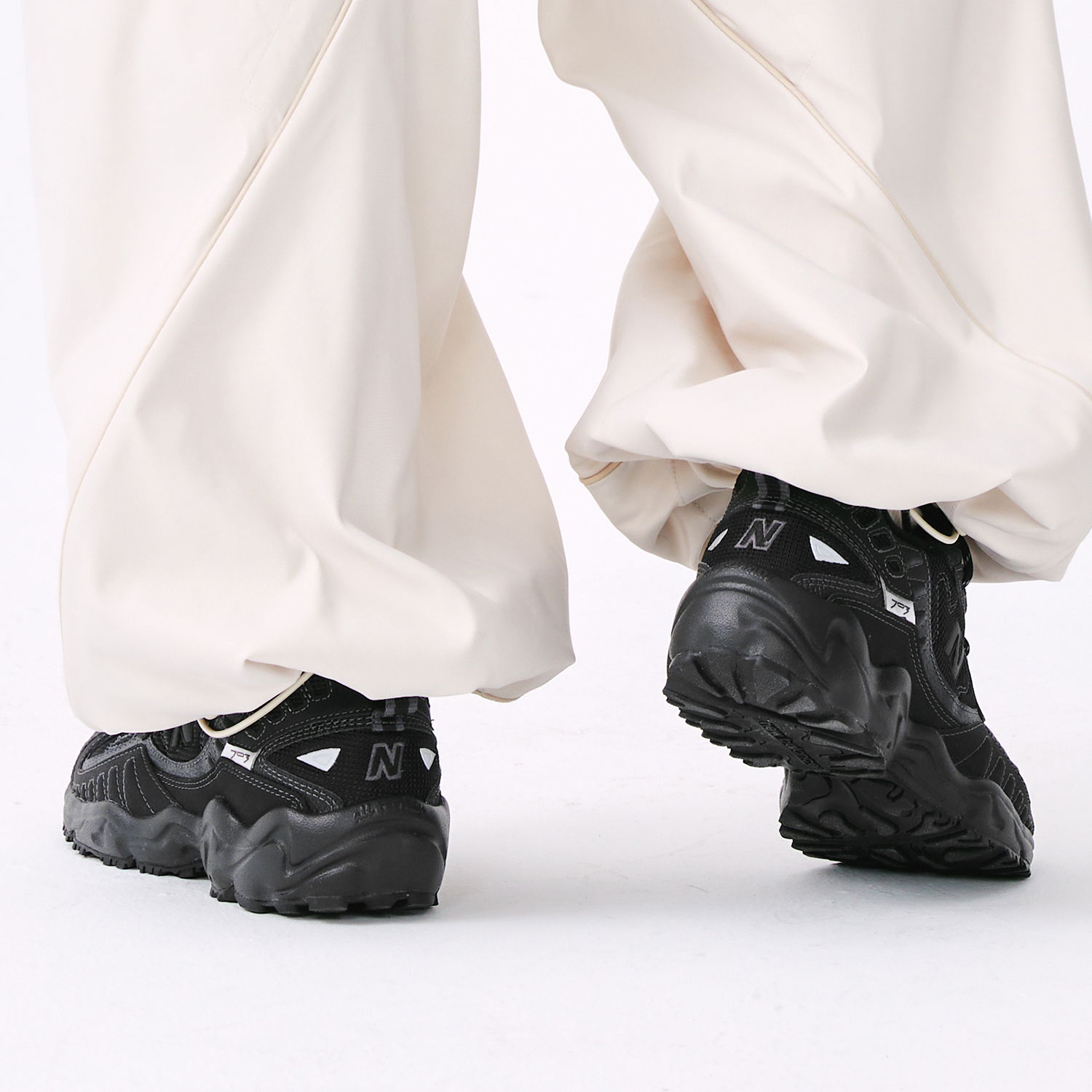 New Balance 703 Triple Black Women's купить в интернет-магазине Yoocart с быстрой доставкой по России.