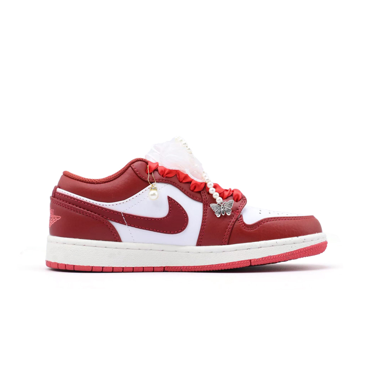 Jordan Air Jordan 1 Red Beauty Crow Shoes 88 Abrasion Resistant Low top Skateboard Shoes Women's Red White купить в интернет-магазине Yoocart с быстрой доставкой по России.