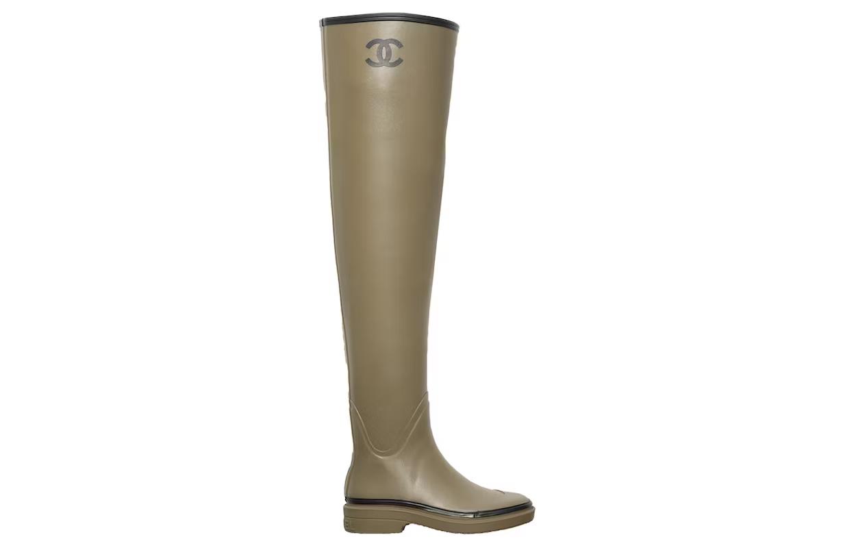 CHANEL Thigh High Rubber Rain Boots Dark Beige Women's купить в интернет-магазине Yoocart с быстрой доставкой по России.
