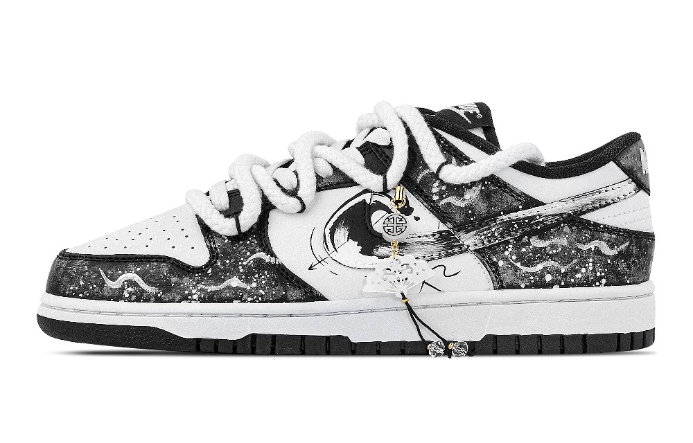 Nike Dunk Dragon's Eye Looking Back Abrasion Resistant Low Top Skateboard Shoes Unisex Black White