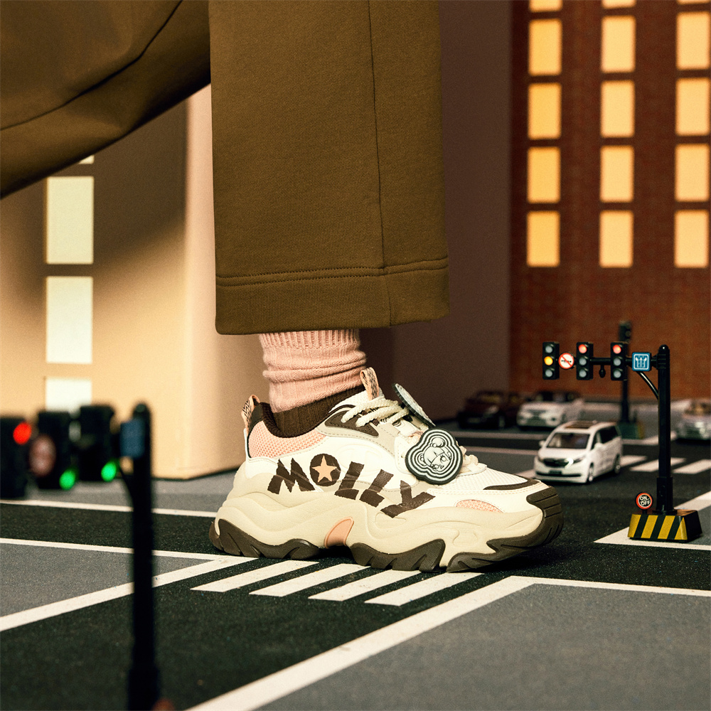 POP MART x Champion Molly Layered Shoes Champ XXL Molly Low-Top Chunky Sneakers Women's Coffee Brown купить в интернет-магазине Yoocart с быстрой доставкой по России.