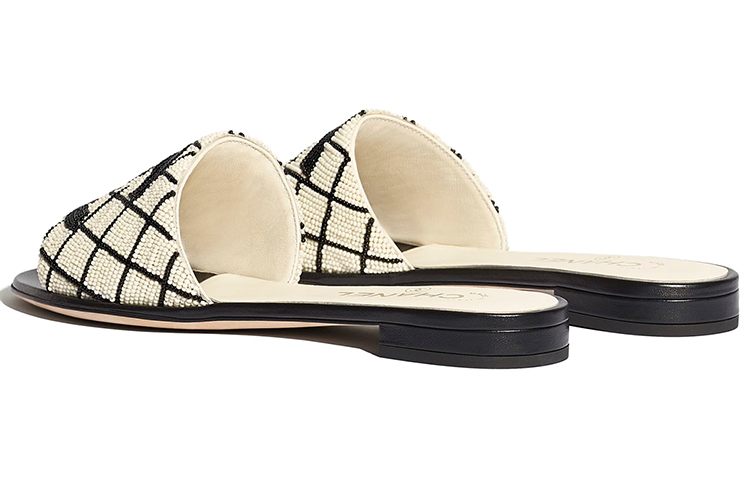CHANEL Slide Slippers Women's Black White купить в интернет-магазине Yoocart с быстрой доставкой по России.