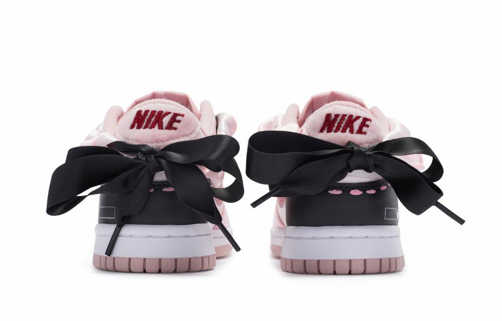 Nike Dunk 811 Manufacturing, Crimson Heart Notes Low Top Skateboard Shoes Women's Pink Black купить в интернет-магазине Yoocart с быстрой доставкой по России.
