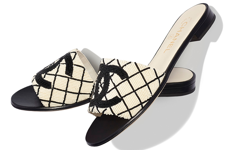 CHANEL Slide Slippers Women's Black White купить в интернет-магазине Yoocart с быстрой доставкой по России.