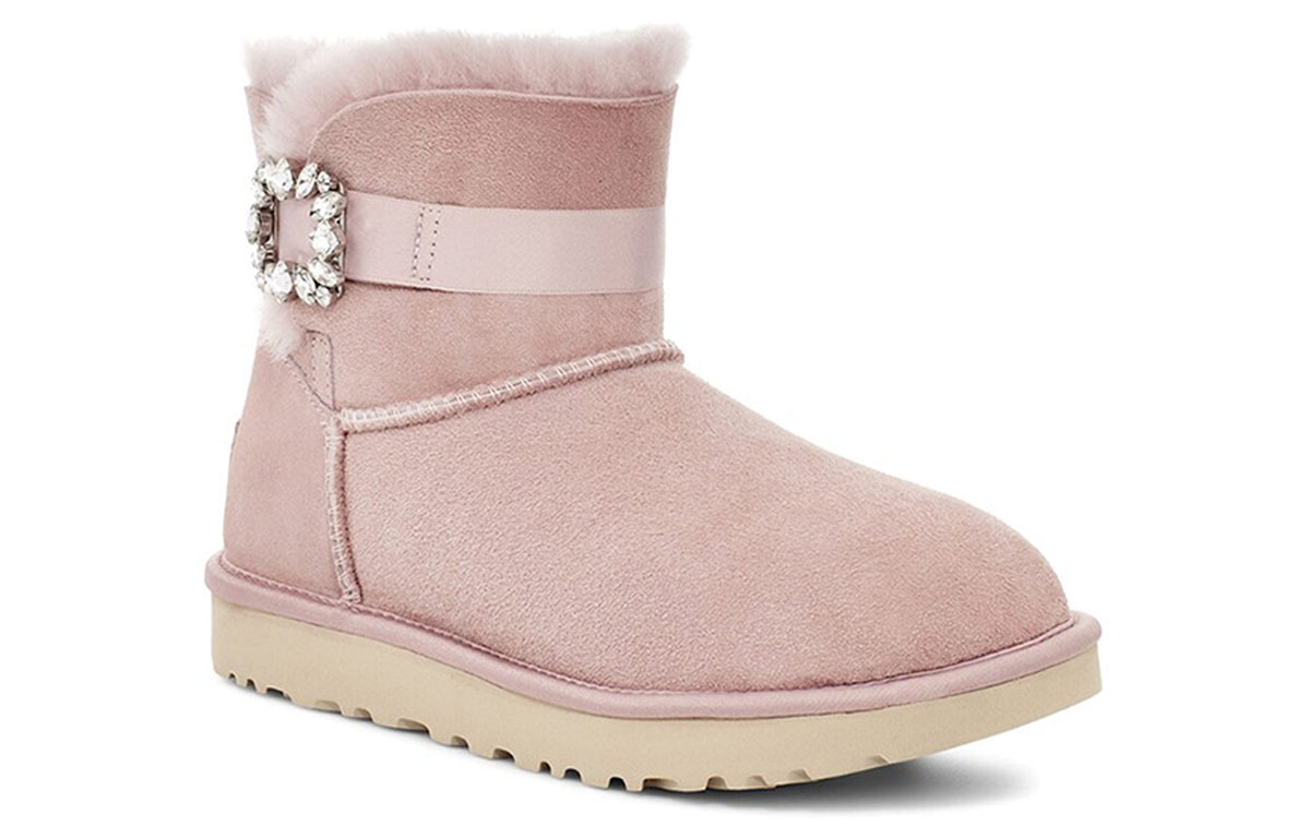 UGG Karlie Brooch 'Pale Pink' Women's купить в интернет-магазине Yoocart с быстрой доставкой по России.