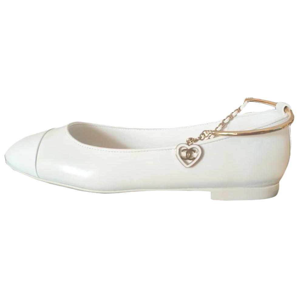 CHANEL 24C Casual Shoes Women's White купить в интернет-магазине Yoocart с быстрой доставкой по России.