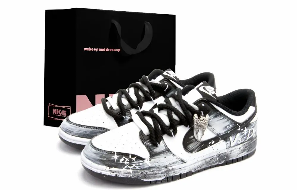 Nike Dunk Abrasion Resistant Low top Skateboard Shoes Unisex Black White