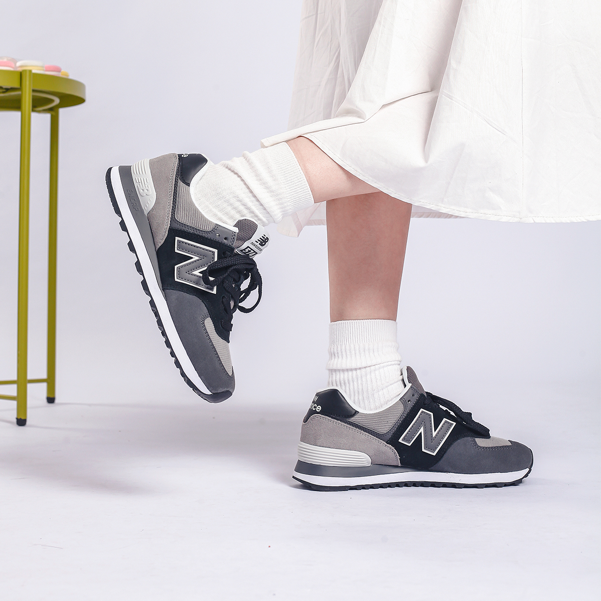 New Balance 574 Grey Black Women's купить в интернет-магазине Yoocart с быстрой доставкой по России.
