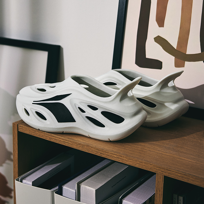 361° Whale Clogs Unisex White Black купить в интернет-магазине Yoocart с быстрой доставкой по России.