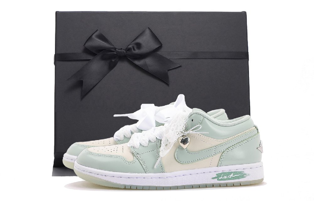 Jordan Air Jordan 1 Abrasion Resistant Low Top Vintage Basketball Shoes Women's Black Green