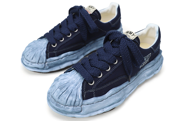 Maison MIHARA YASUHIRO Blakey OG Sole Canvas Low Over Dye Navy купить в интернет-магазине Yoocart с быстрой доставкой по России.