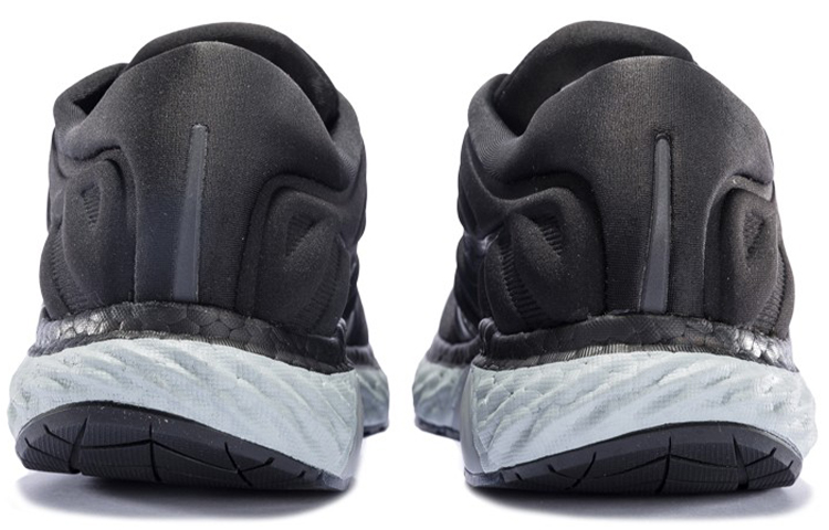 saucony Women's Hurricane 22 'Blackout' купить в интернет-магазине Yoocart с быстрой доставкой по России.