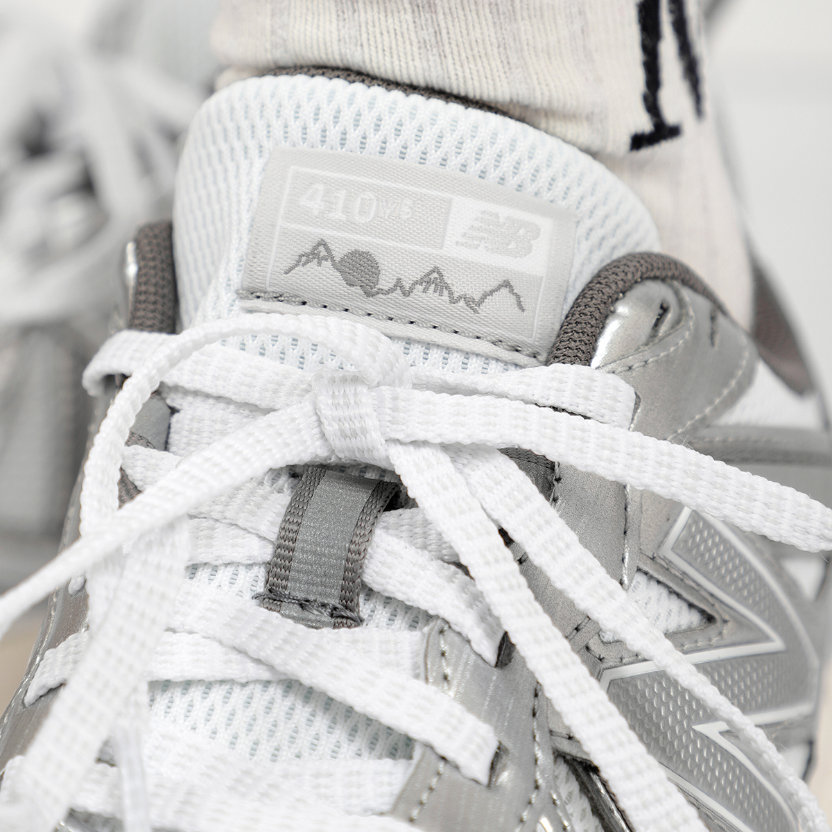 New Balance 410 Wide White Silver купить в интернет-магазине Yoocart с быстрой доставкой по России.