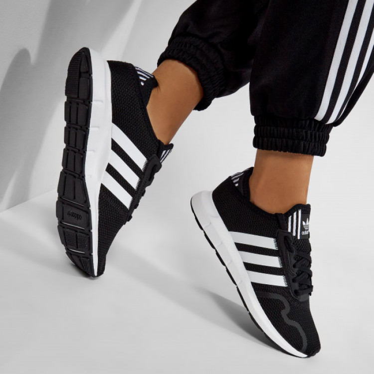 Adidas Swift Run X 'Black White' Women's купить в интернет-магазине Yoocart с быстрой доставкой по России.