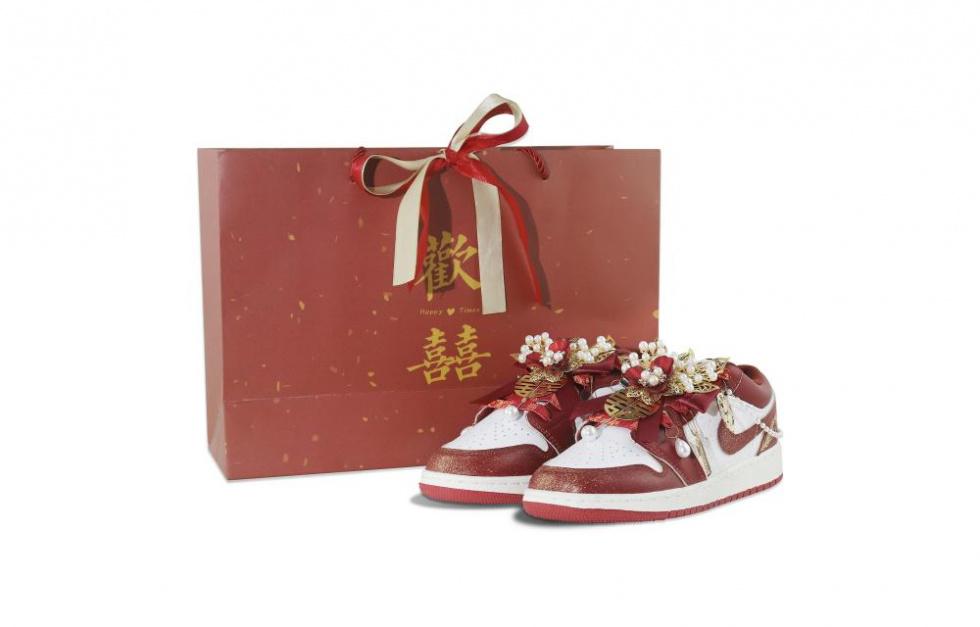 Jordan Air Jordan 1 Durable Breathable Lightweight Low-Top Vintage Basketball Shoes Women's Gold Red