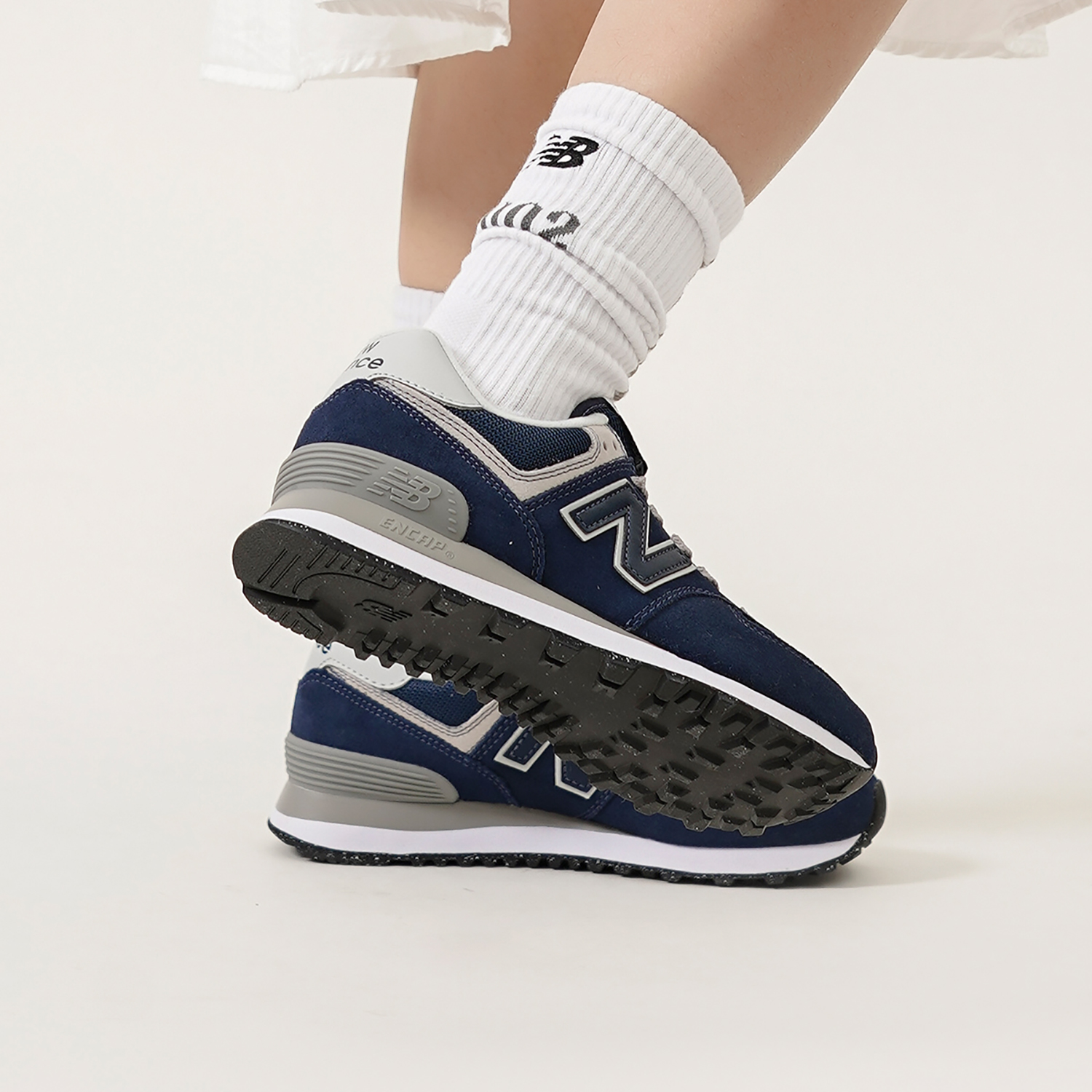 New Balance 574 Navy White купить в интернет-магазине Yoocart с быстрой доставкой по России.