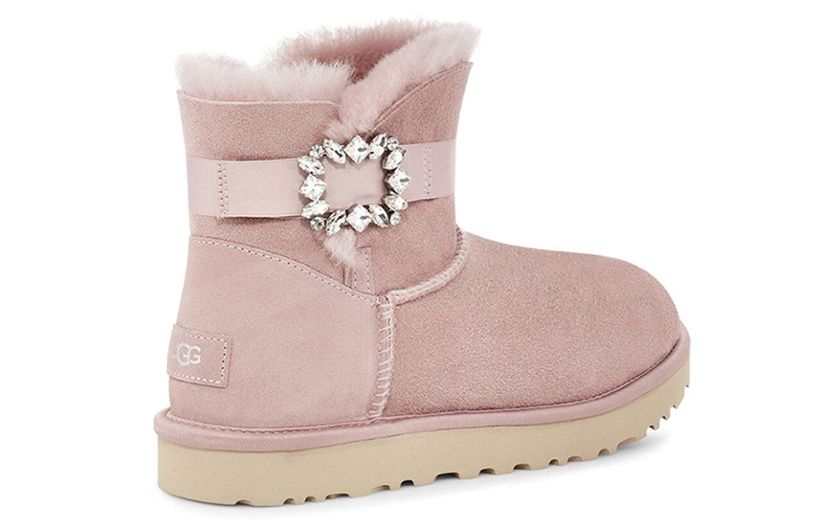 UGG Karlie Brooch 'Pale Pink' Women's купить в интернет-магазине Yoocart с быстрой доставкой по России.