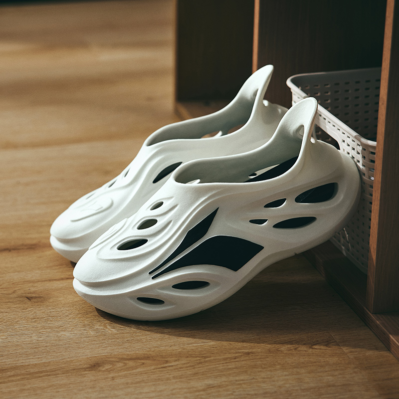 361° Whale Clogs Unisex White Black купить в интернет-магазине Yoocart с быстрой доставкой по России.