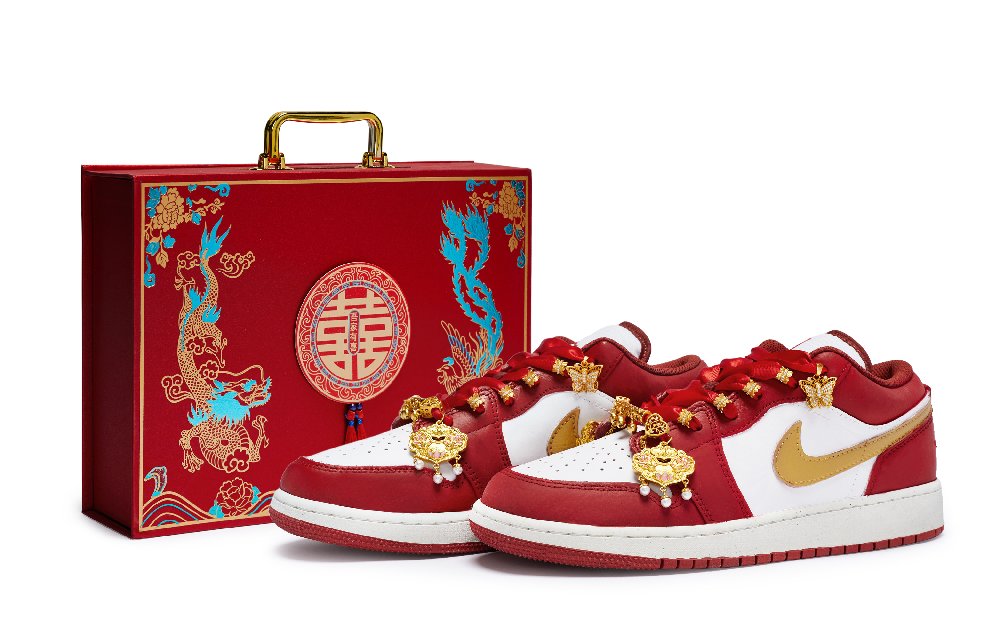 Jordan Air Jordan 1 Vintage Basketball Shoes Women's Low Top Gold