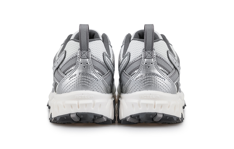 New Balance 410 Wide White Silver купить в интернет-магазине Yoocart с быстрой доставкой по России.