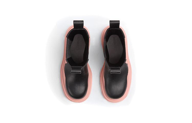 Bottega Veneta Tire Chelsea Boots Women's Black Pink купить в интернет-магазине Yoocart с быстрой доставкой по России.