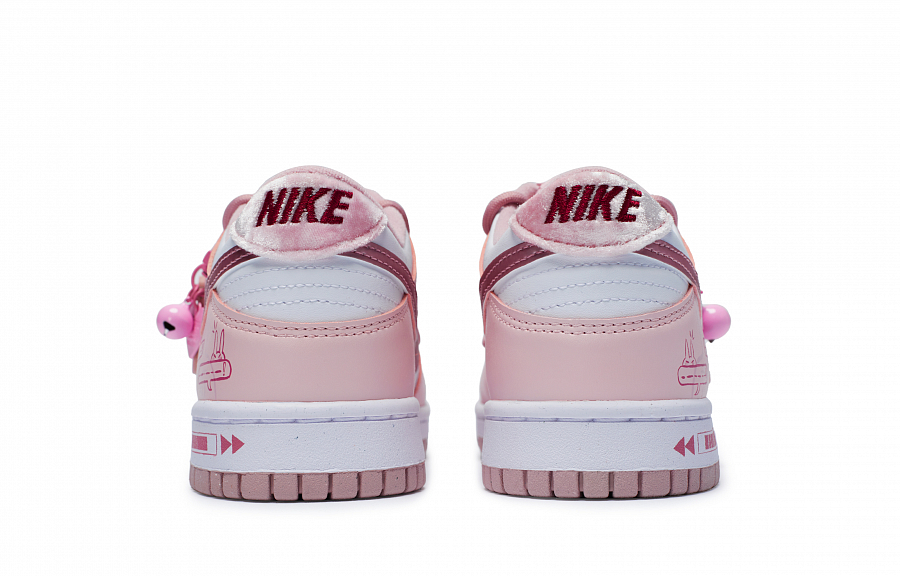 Nike Dunk 811 Manufacturing, Pink Bunny Journal Low Top Skateboard Shoes GS Pink White купить в интернет-магазине Yoocart с быстрой доставкой по России.