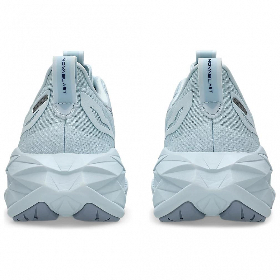 Asics Novablast 4 Le Cool Grey Women's купить в интернет-магазине Yoocart с быстрой доставкой по России.
