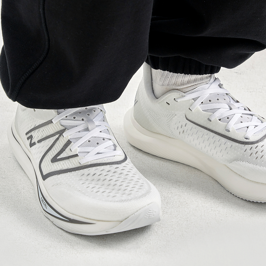 New Balance FuelCell Rebel V3 'White Grey' купить в интернет-магазине Yoocart с быстрой доставкой по России.