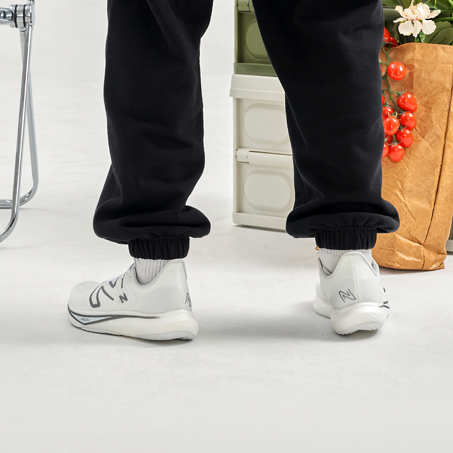 New Balance FuelCell Rebel V3 'White Grey' купить в интернет-магазине Yoocart с быстрой доставкой по России.
