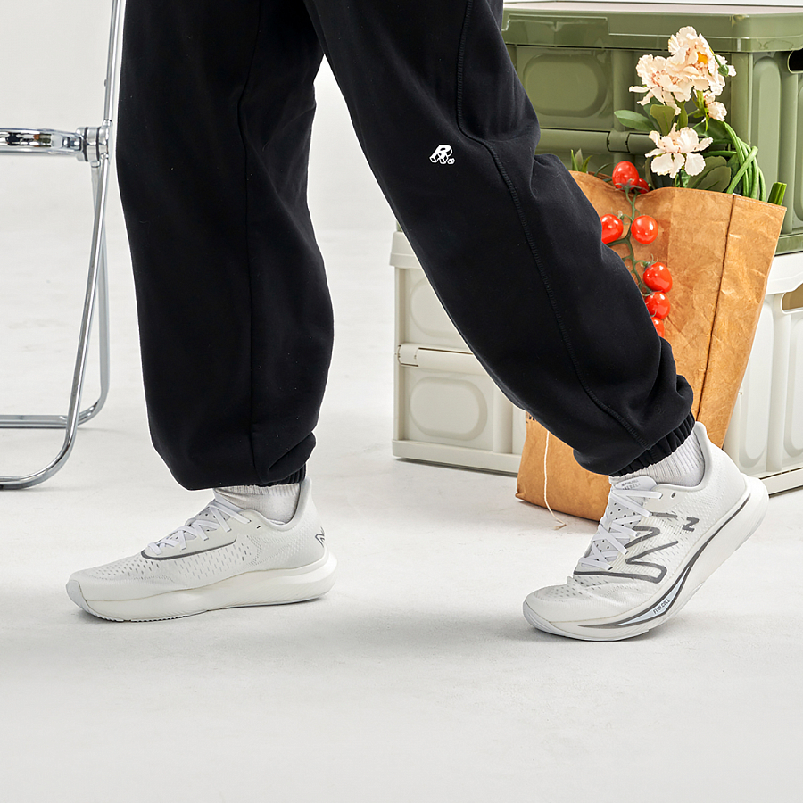 New Balance FuelCell Rebel V3 'White Grey' купить в интернет-магазине Yoocart с быстрой доставкой по России.