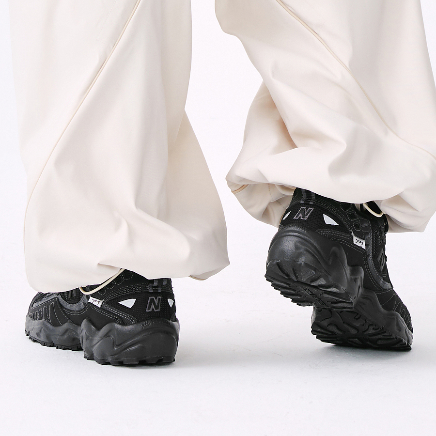 New Balance 703 Triple Black Women's купить в интернет-магазине Yoocart с быстрой доставкой по России.